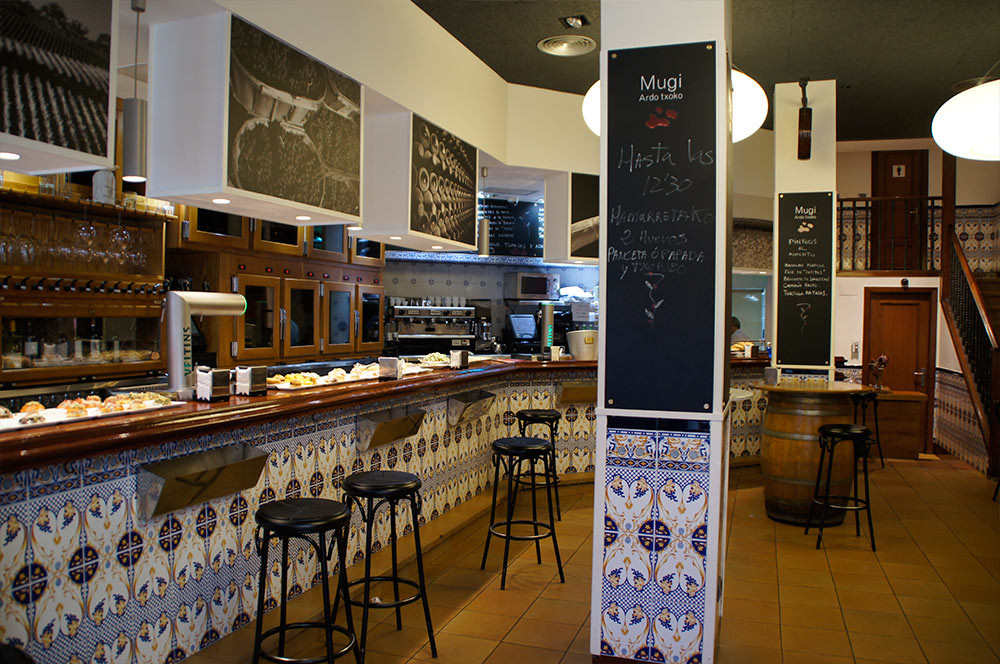 EL MUGI, ENTRE VINOS Y BRASAS